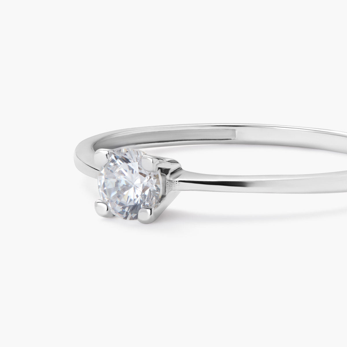 Anillo de oro blanco 18K