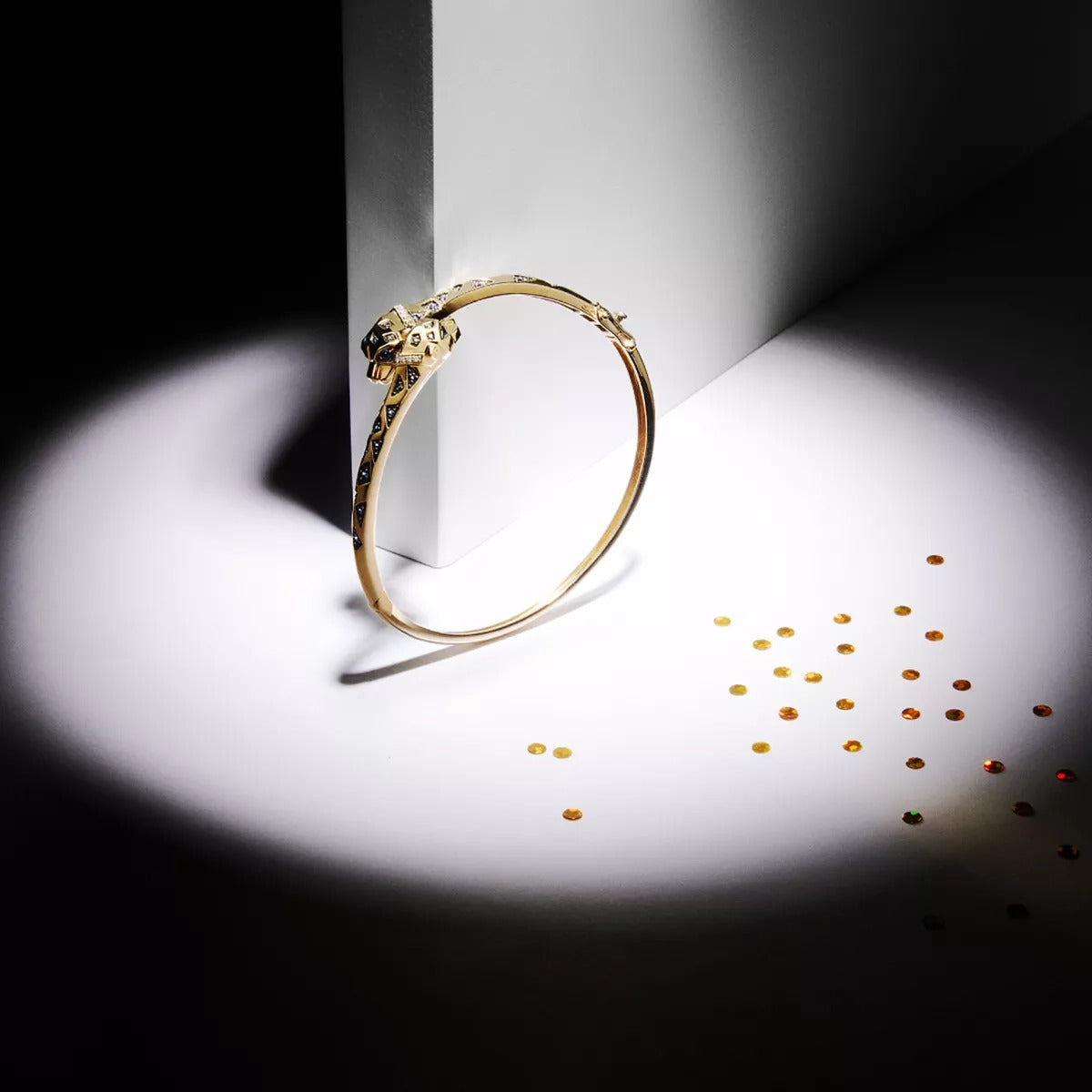 Pulsera rígida de oro 18K diamante natural 0.04 ct. 60x50 mm JAGUAR