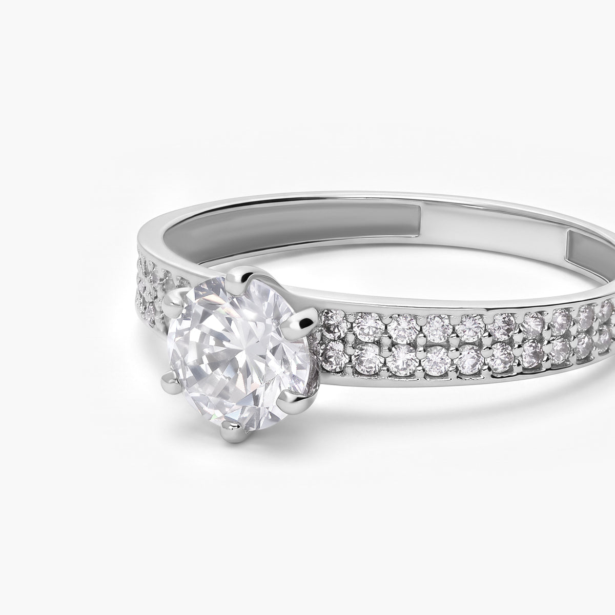 Anillo de oro blanco 18K