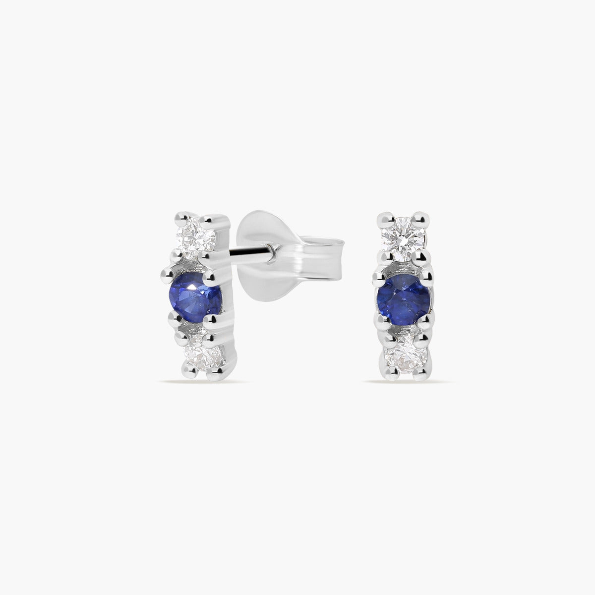 Pendientes de oro blanco 18K diamante natural 0.10 ct. zafiro 7 mm
