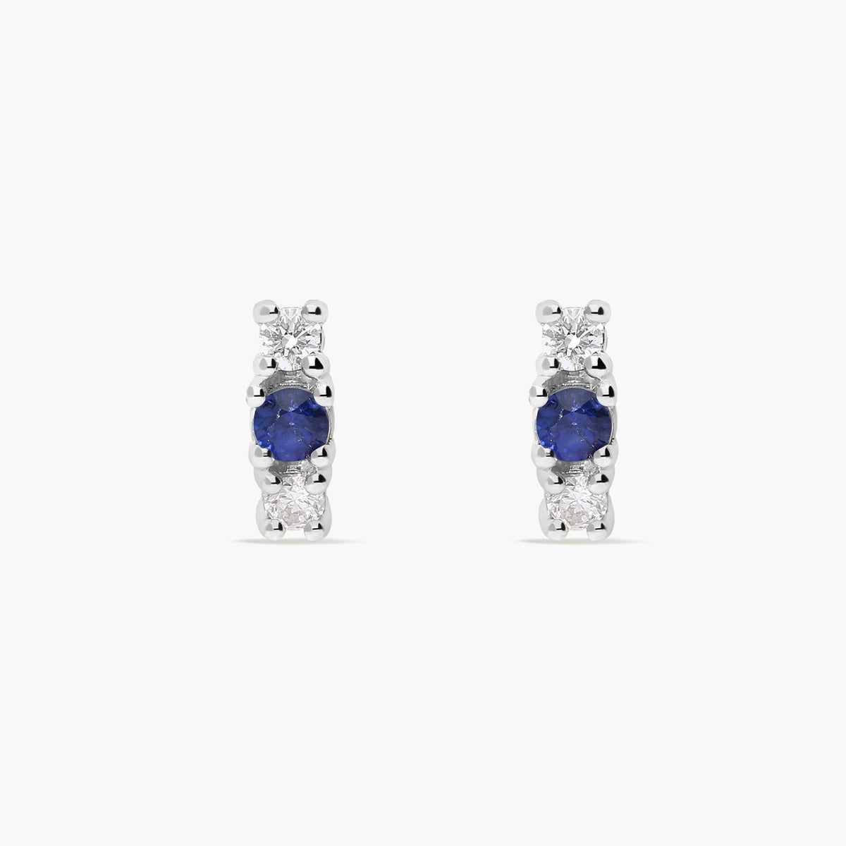 Pendientes de oro blanco 18K diamante natural 0.10 ct. zafiro 7 mm