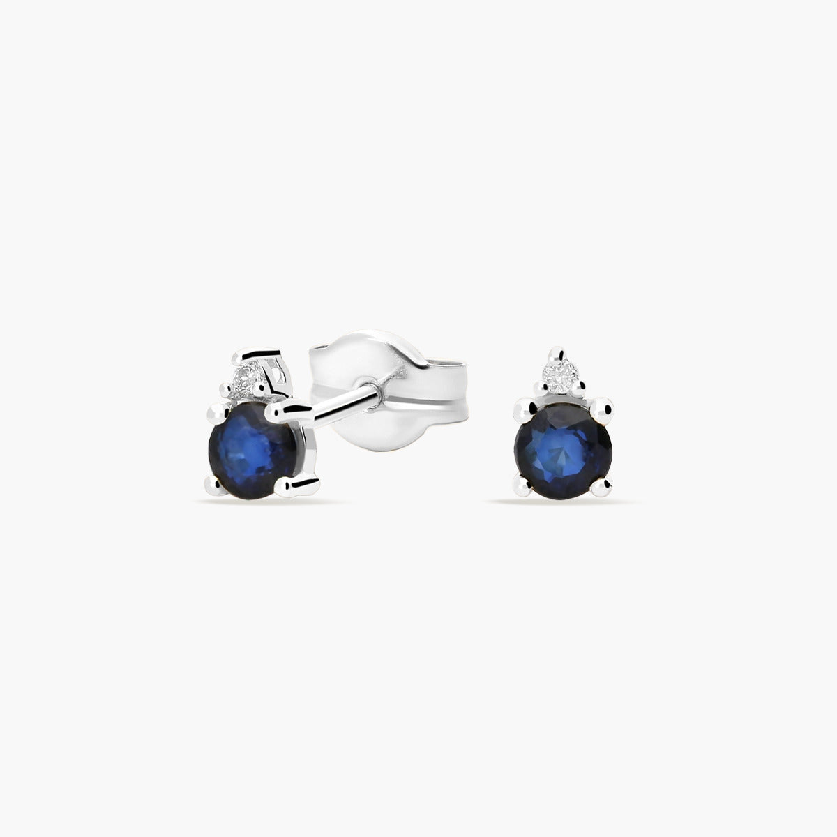 Pendientes de oro blanco 18K diamante natural 0.02 ct. zafiro 5 mm