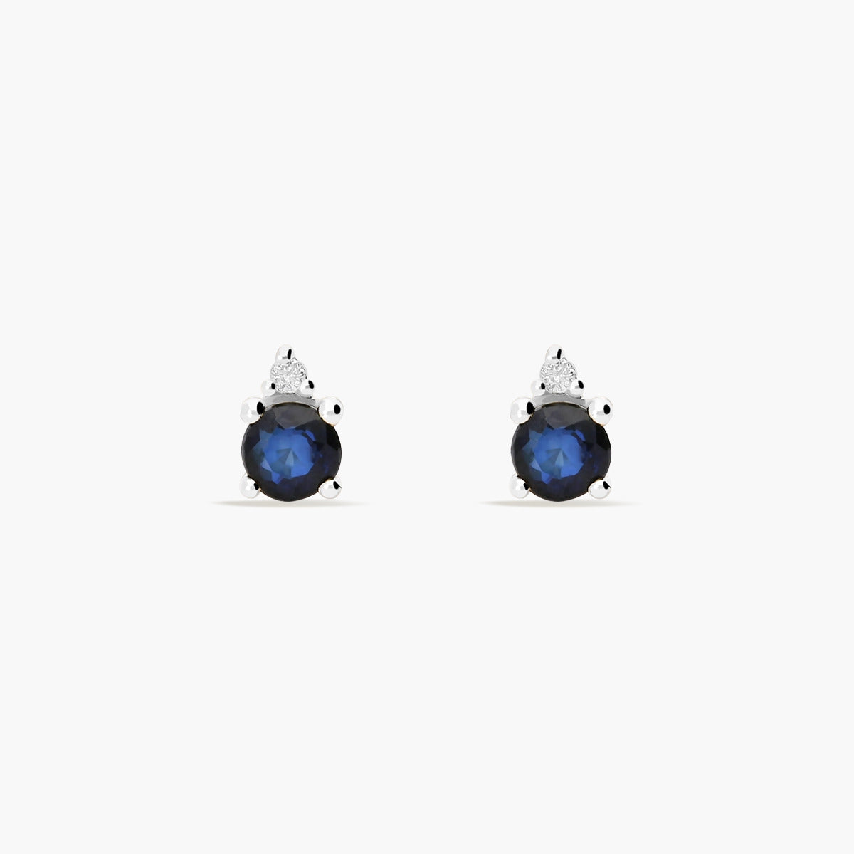 Pendientes de oro blanco 18K diamante natural 0.02 ct. zafiro 5 mm