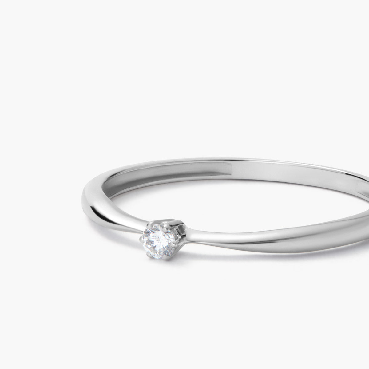 Anillo de oro blanco 18K diamante natural 0.05 ct.