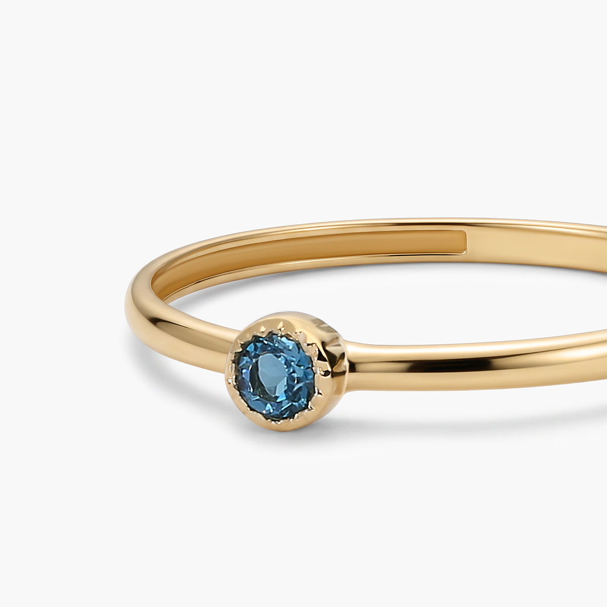 Anillo de oro 18K topacio azul 2 mm