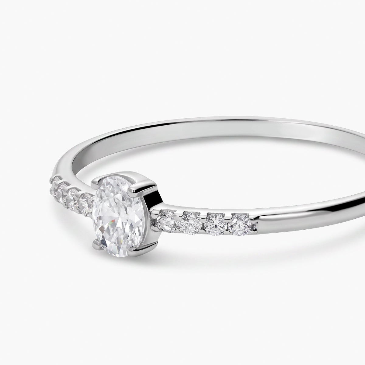 Anillo de oro blanco 18K