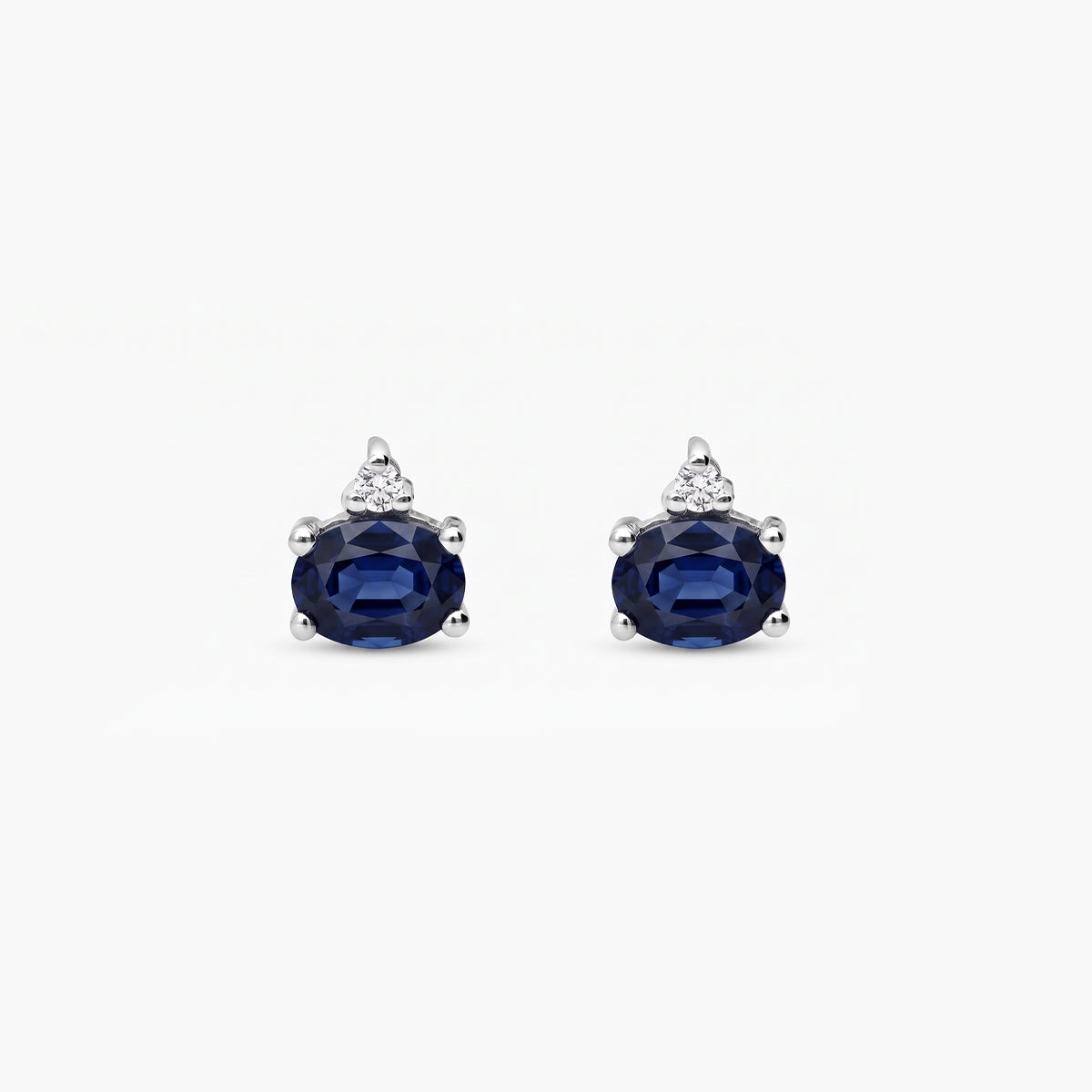 Pendientes de oro blanco 18K diamante natural 0.016 ct. zafiro 4 mm MIDNIGHT