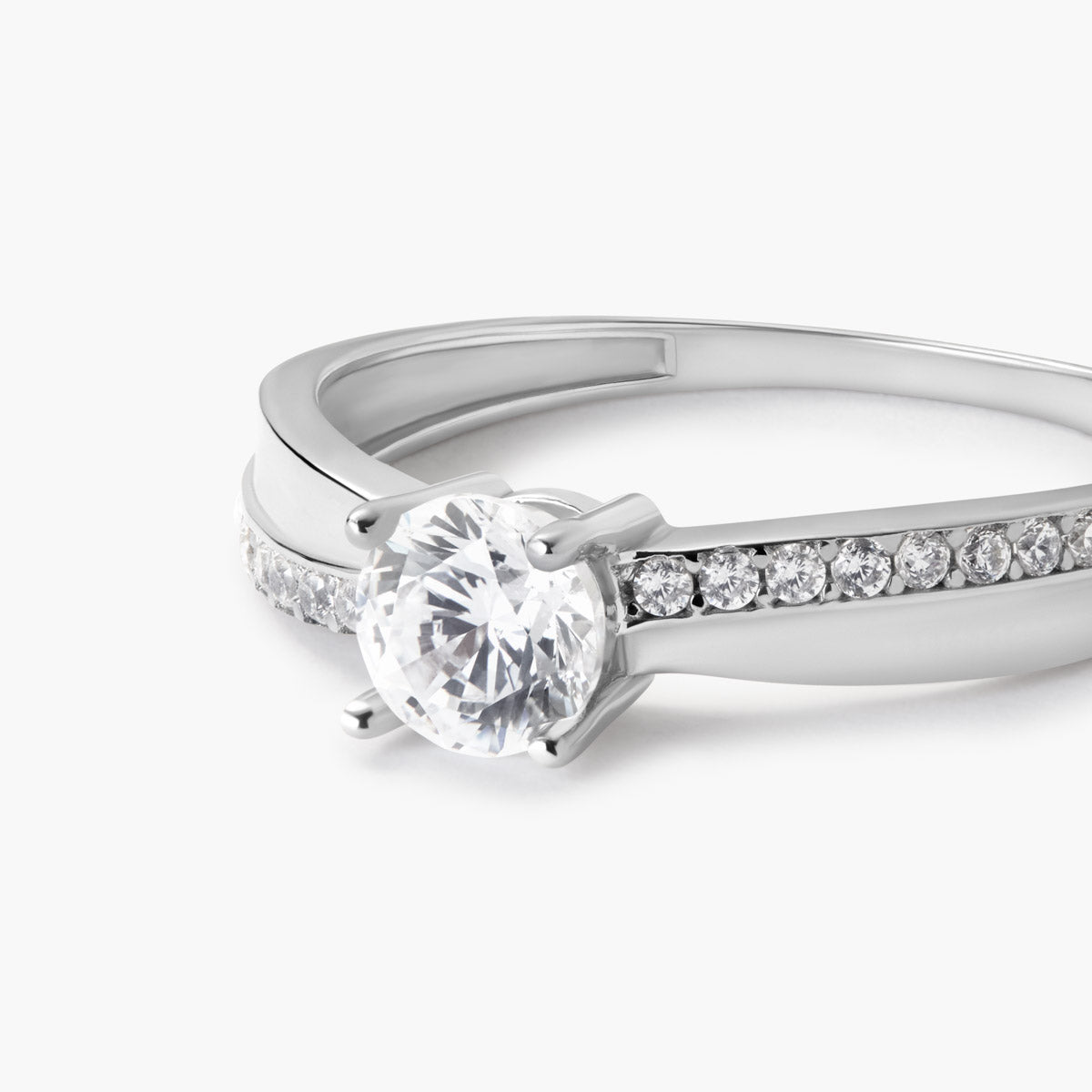 Anillo de oro blanco 18K 