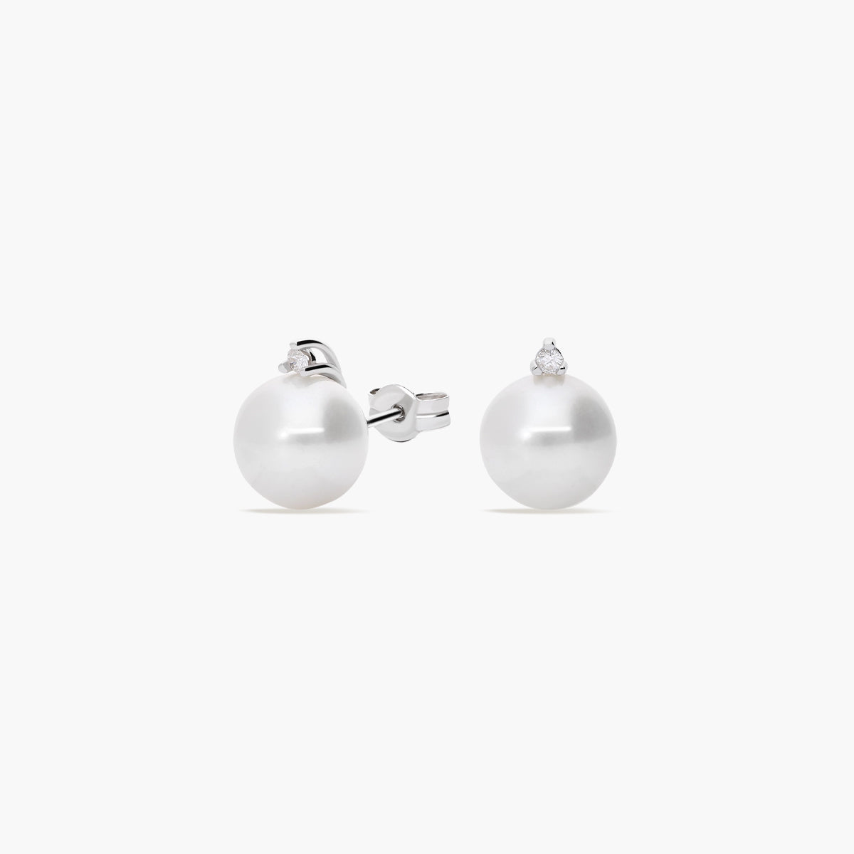 Pendientes de oro blanco 18K diamante natural 0.04 ct. con perlas 10 mm