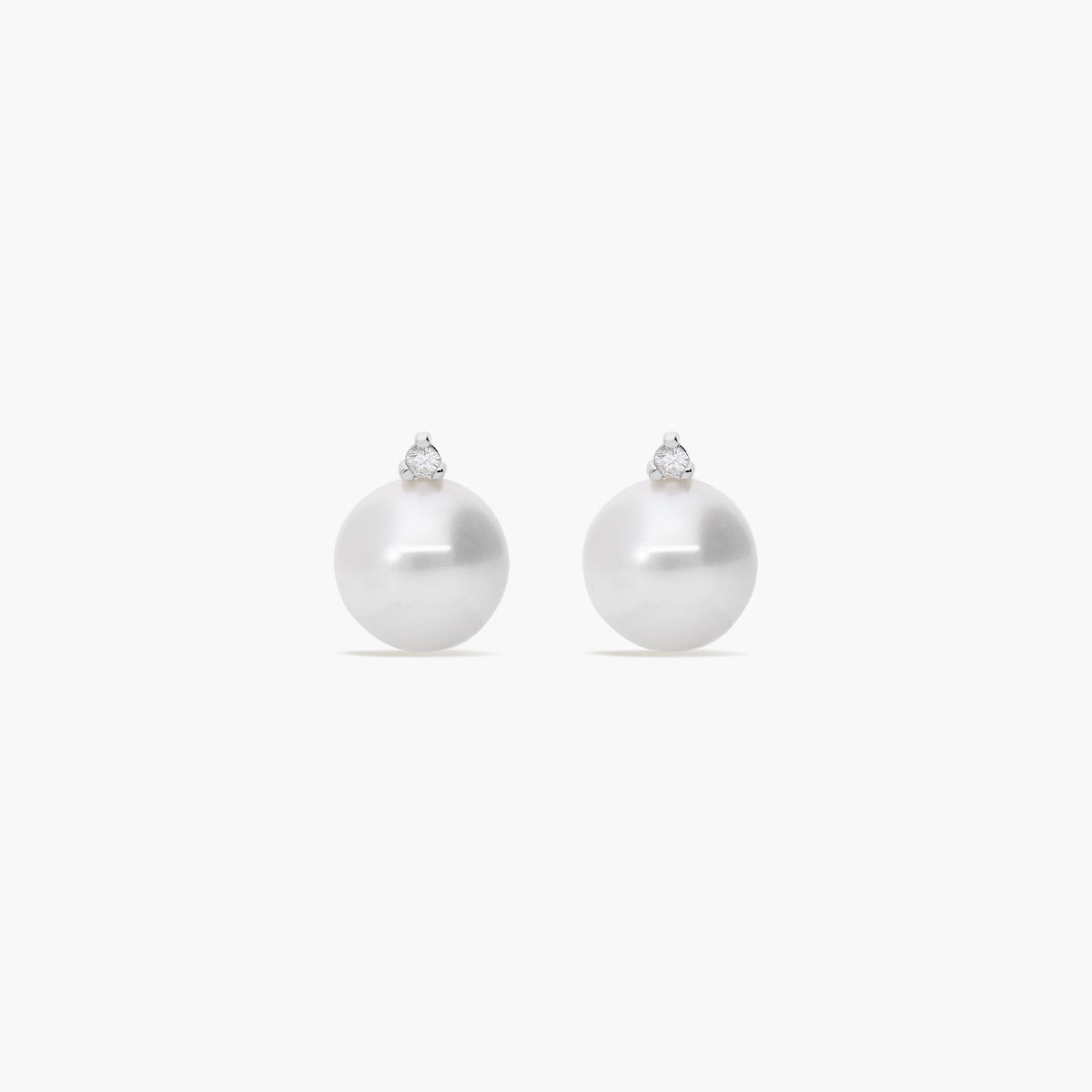 Pendientes de oro blanco 18K diamante natural 0.04 ct. con perlas 10 mm