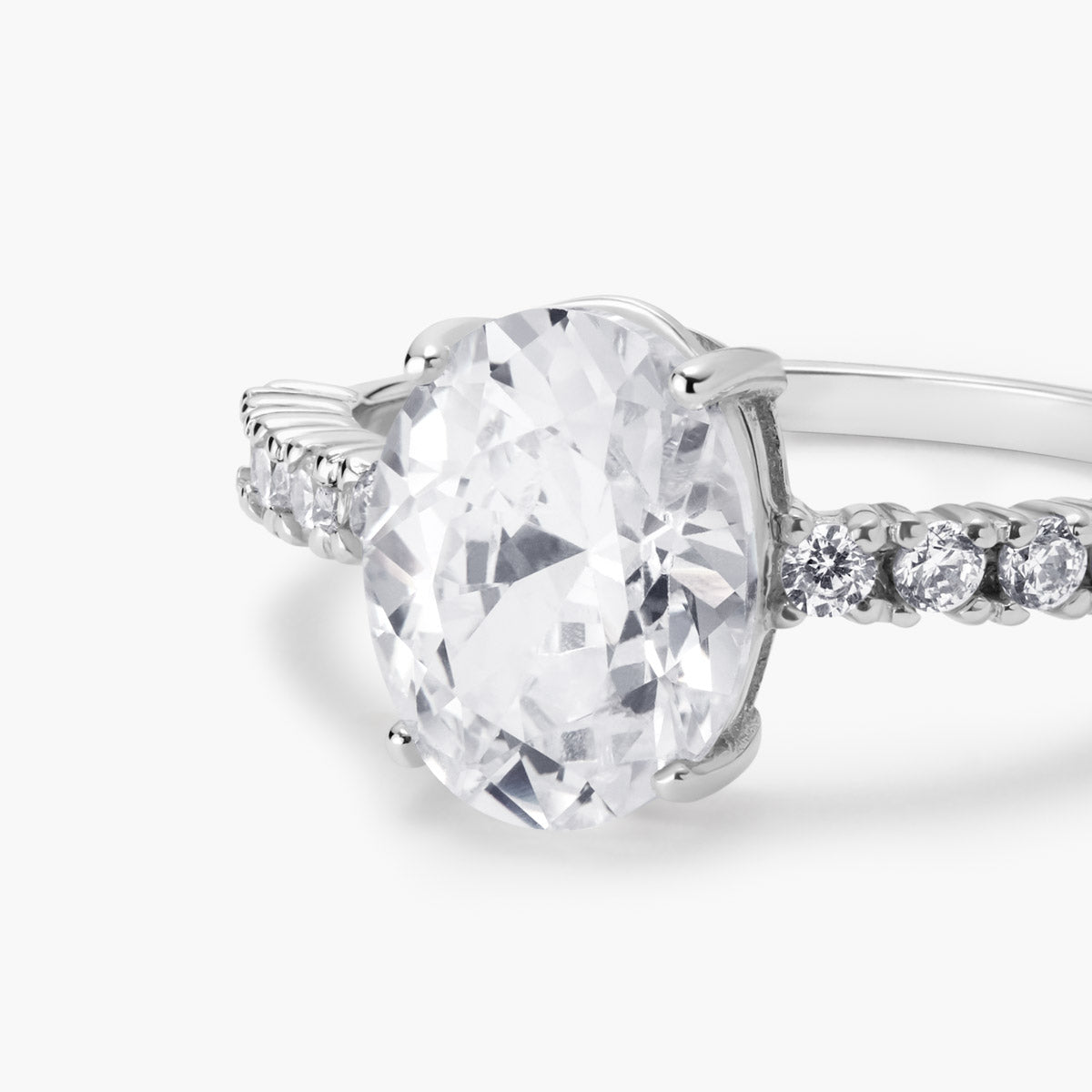 Anillo de oro blanco 18K 