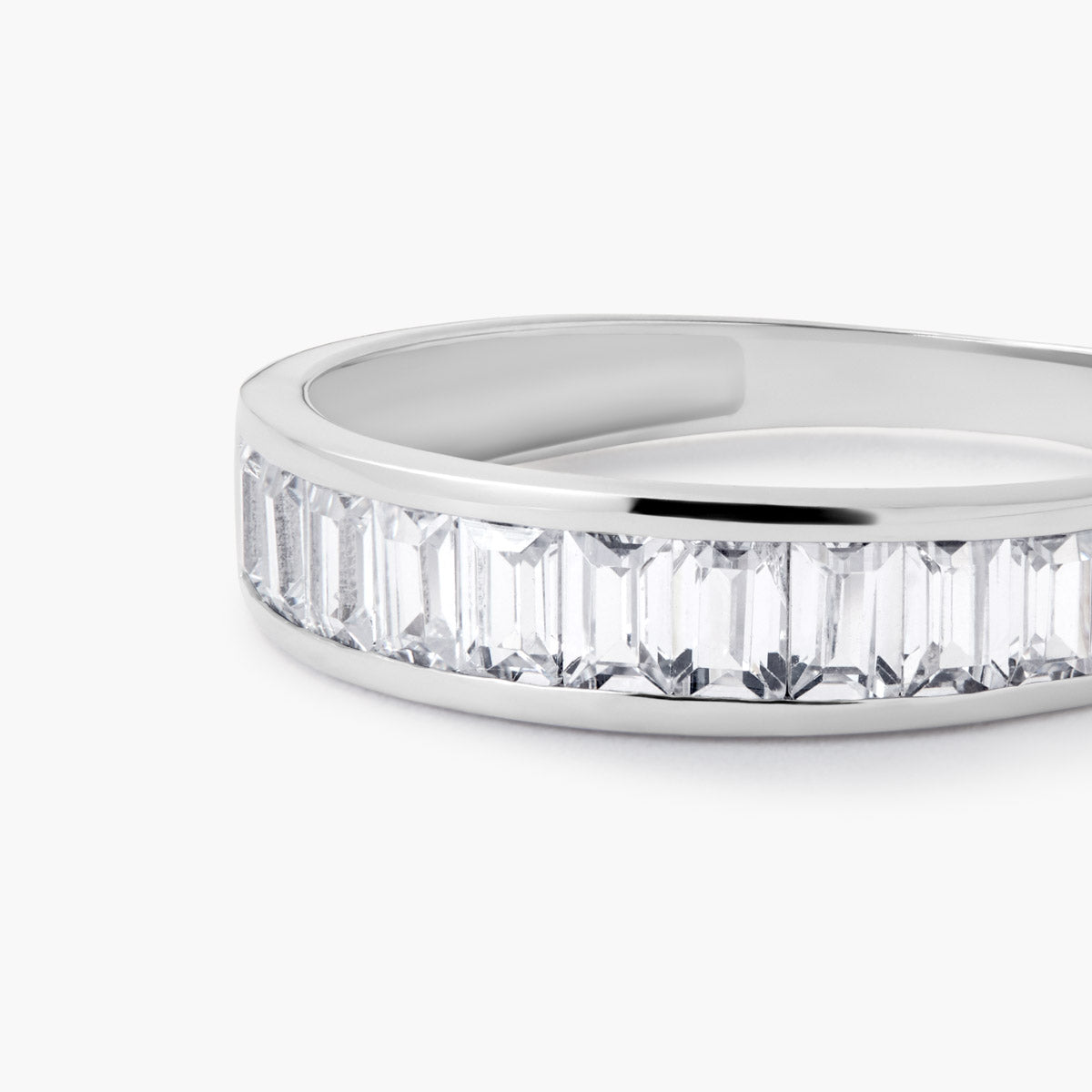 Anillo de oro blanco 18K