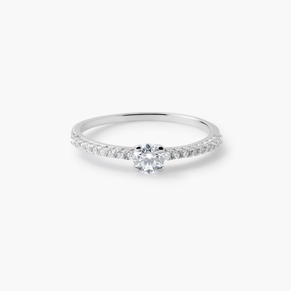 Anillo de oro blanco 18K