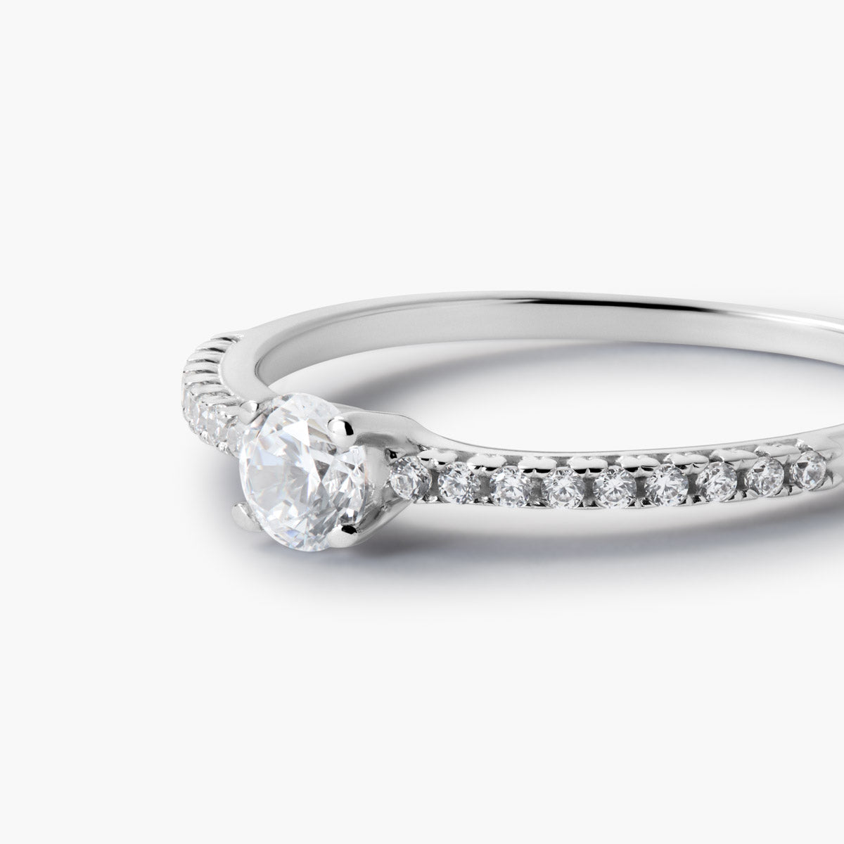 Anillo de oro blanco 18K