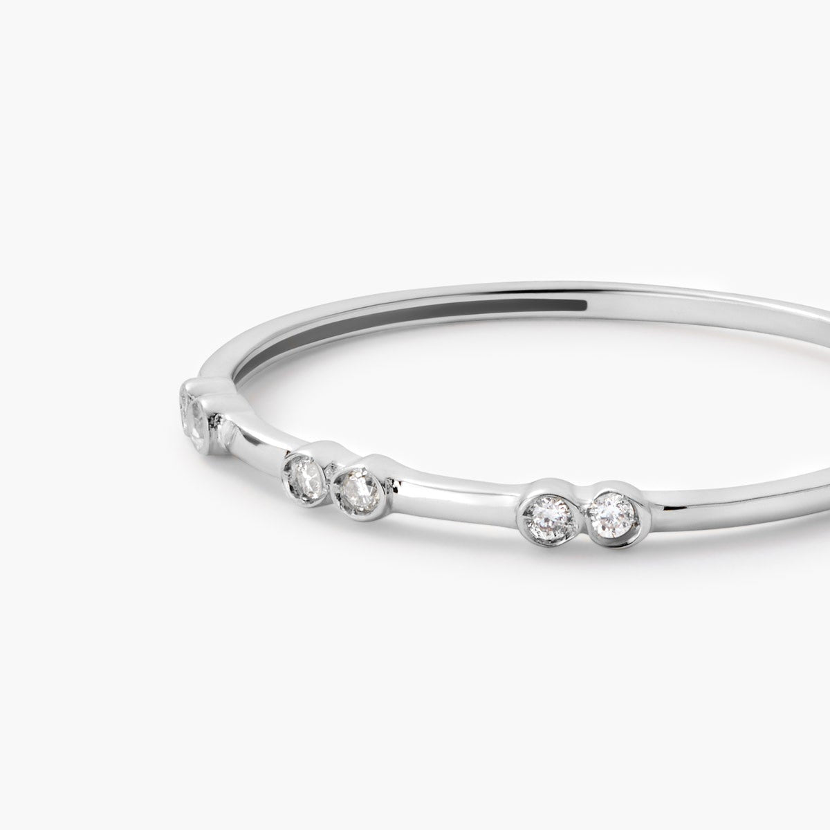 Anillo de oro blanco 18K diamante natural 0.04 ct.