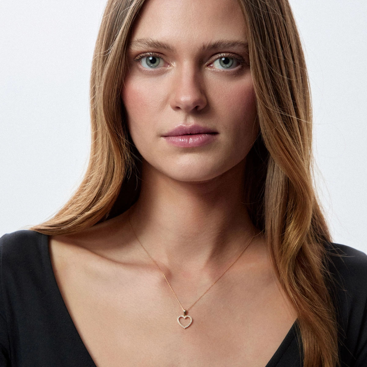 Collar silueta corazón de oro 18K circonitas 14 mm