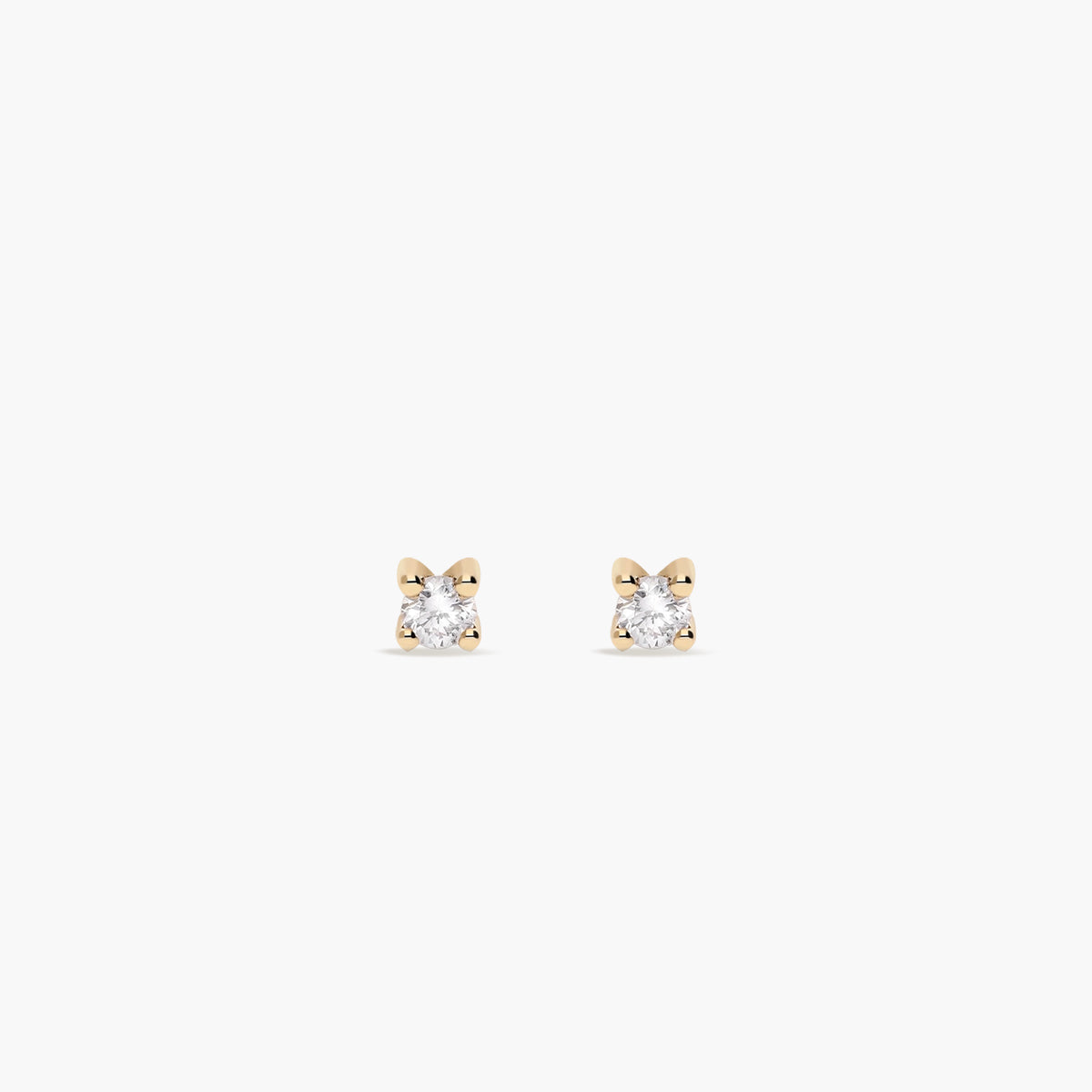 Pendientes de oro 18K diamante natural 0.05 ct. 2 mm