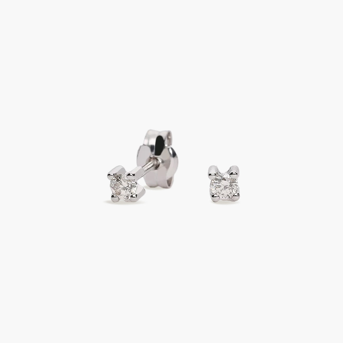 Pendientes redondos de oro blanco 18K diamante natural 0.05 ct. 2 mm