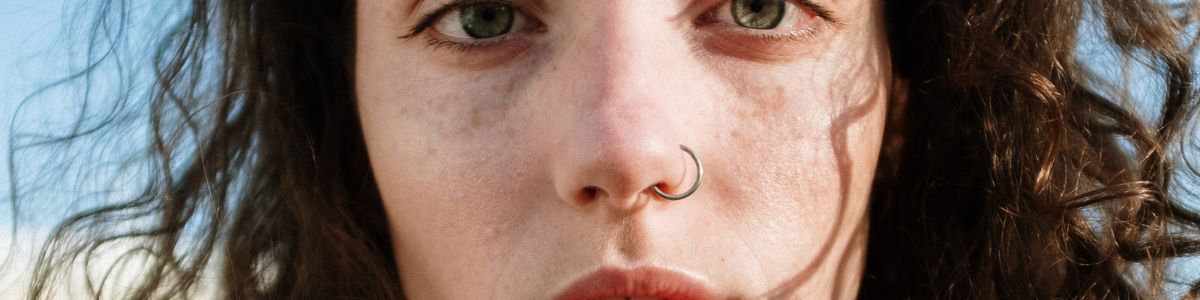 ¿Qué es el piercing nostril? Tipos y cuidados