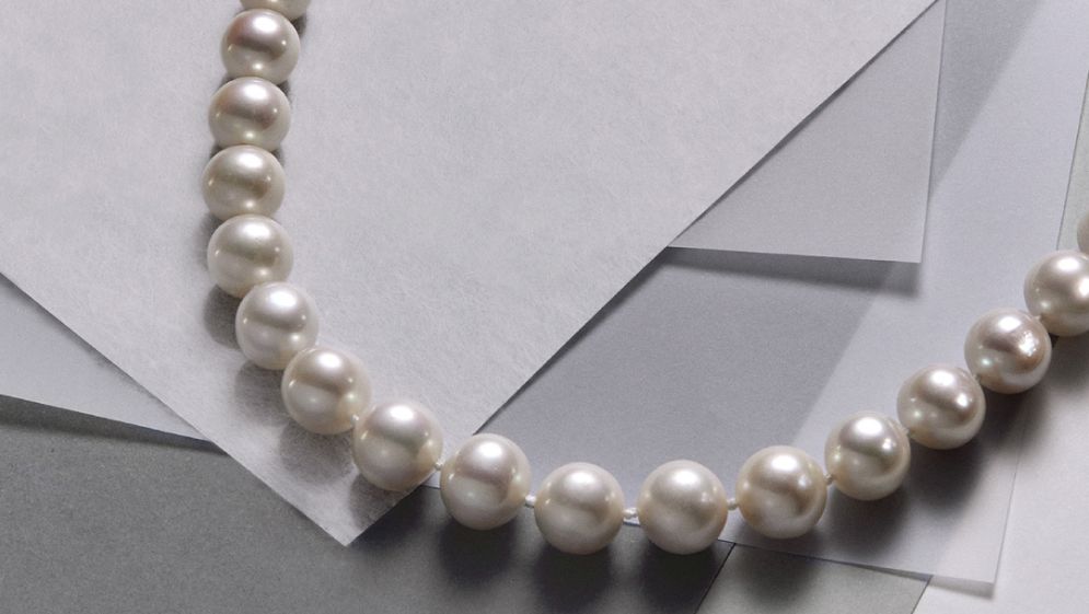 Cómo combinar collar de perlas con pendientes