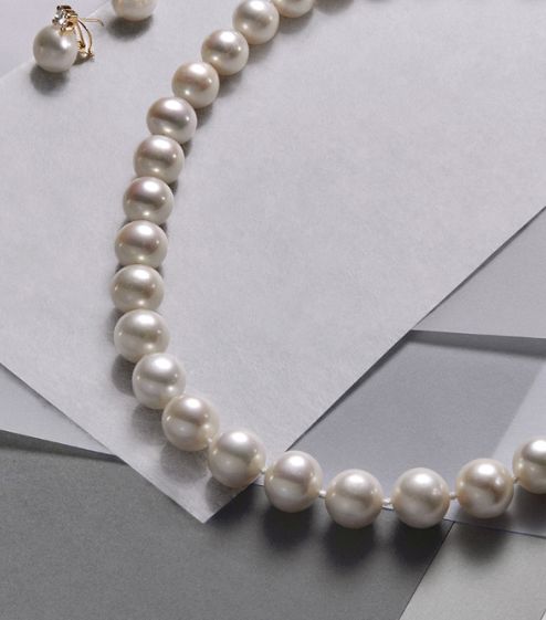 Cómo combinar collar de perlas con pendientes