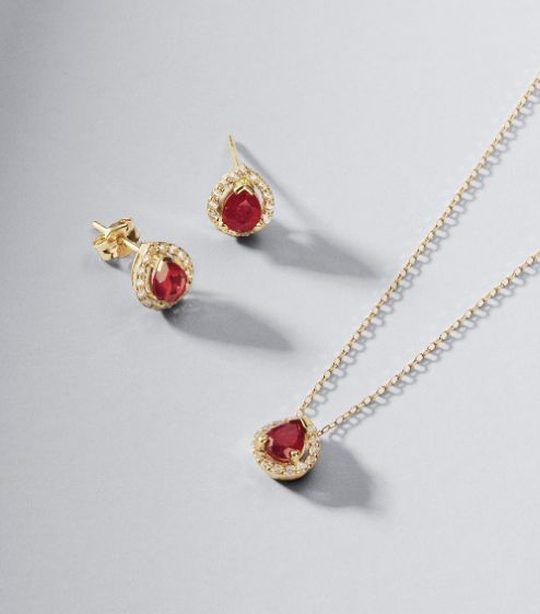 Best combinations of gold earrings and necklaces for a perfect look